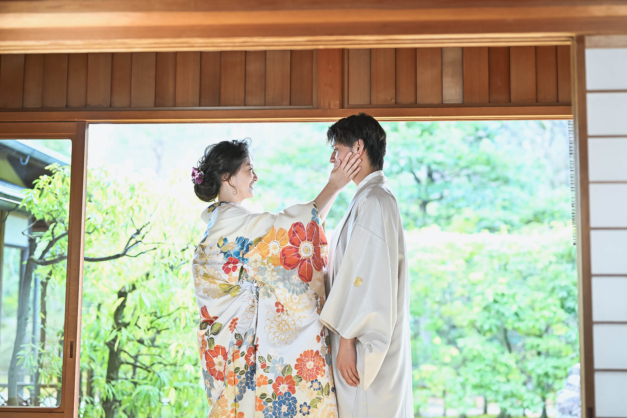 和装を着ている夫婦の結婚写真