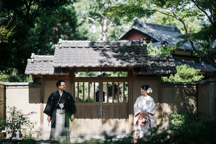 鶴々亭の門の前で撮った結婚写真