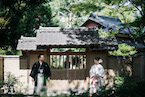 鶴々亭の門の前で撮った結婚写真