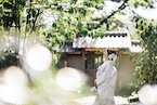 白無垢を着て日本庭園で撮影している新婦
