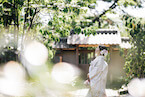 白無垢を着て日本庭園で撮影している新婦