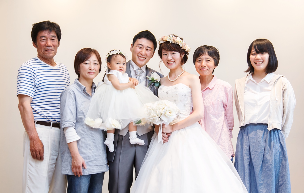 1歳の娘とお揃いの花かんむりでフォトウェディング