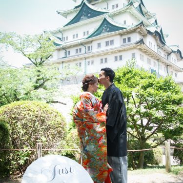 名古屋城をバックにキス