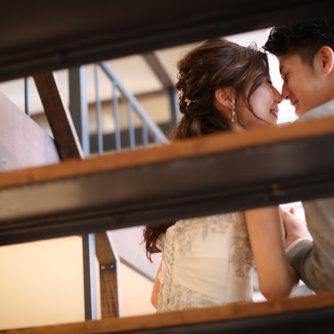 階段の隙間から写したロマンチックな結婚写真