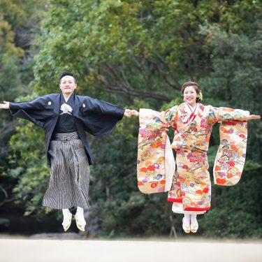 両手を水平に挙げて、二人で一緒にジャンプ！