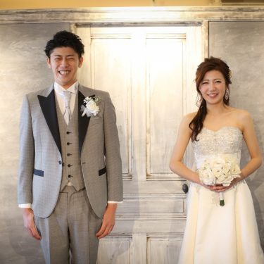 白のアンティーク扉の前で撮った結婚写真