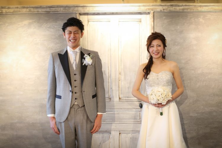 白のアンティーク扉の前で撮った結婚写真
