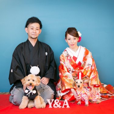 和装で愛犬と一緒に正座のポーズで撮った結婚写真