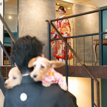 新婦さんの登場を待っている新郎と愛犬2匹