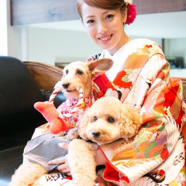 色打掛を着た新婦さんと二匹の愛犬と一緒に和装前撮り
