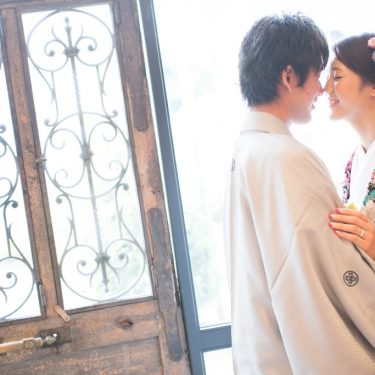 鼻と鼻をくっつけて撮ったふたりのはにかみ結婚写真