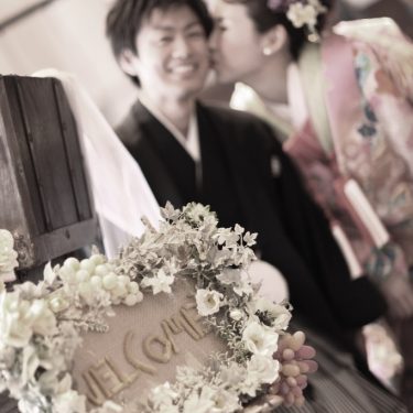 アンティークピンクの着物を着て撮影したセンスのいい結婚写真