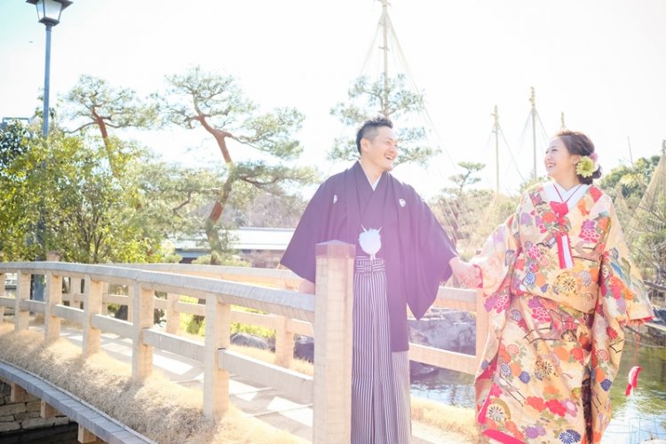 白鳥庭園で手を繋いで歩いている夫婦の結婚写真