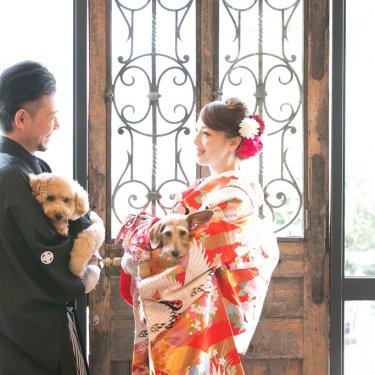 オシャレなスタジオで2匹の犬と一緒に撮った結婚写真