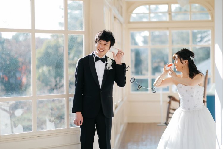 白くて可愛い窓の前で可愛いポーズで撮影した結婚写真