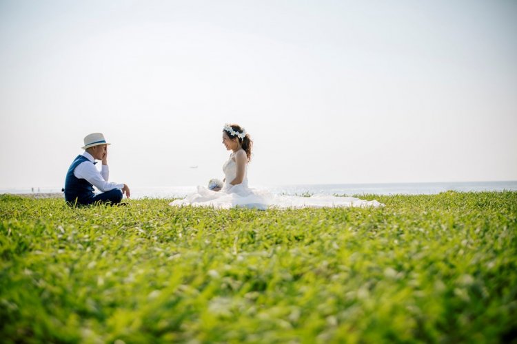 りんくうビーチの芝生広場に座っているふたり