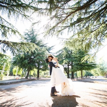 鶴舞公園の緑が沢山ある場所で撮った結婚写真