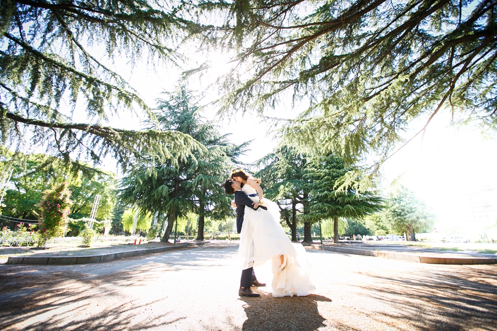 鶴舞公園の緑が沢山ある場所で撮った結婚写真