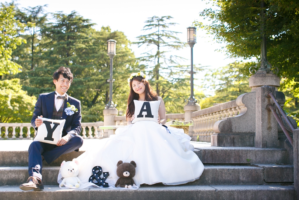 ウェディングドレスとタキシードで階段に座って撮影したふたりの結婚写真