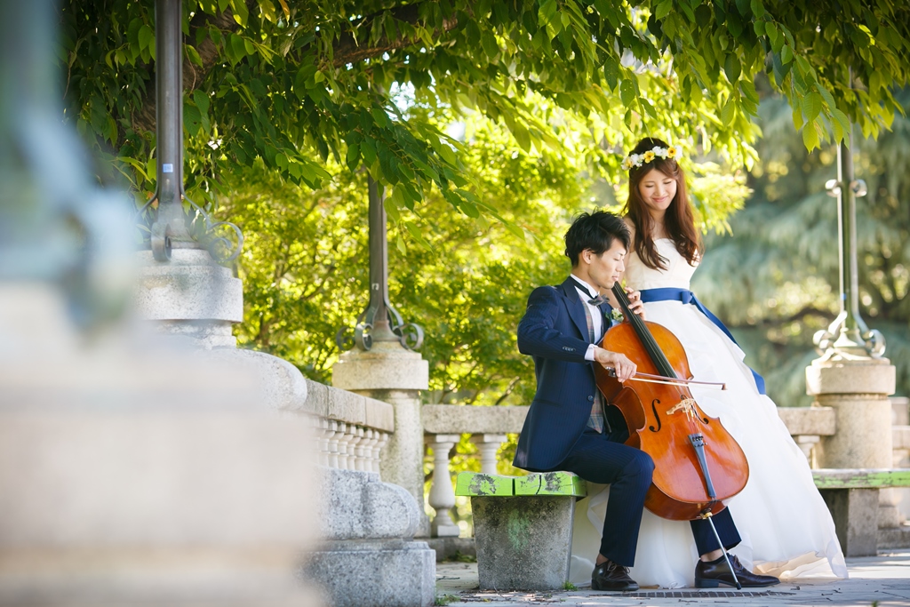 鶴舞公園でチェロを弾いているロマンチック過ぎる二人の結婚写真