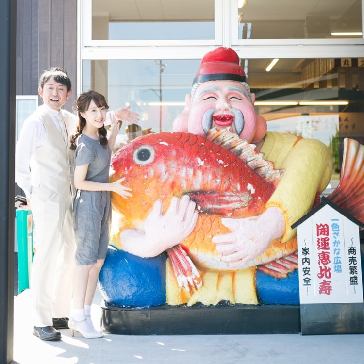 佐久島の漁師のオブジェと一緒に撮った結婚写真