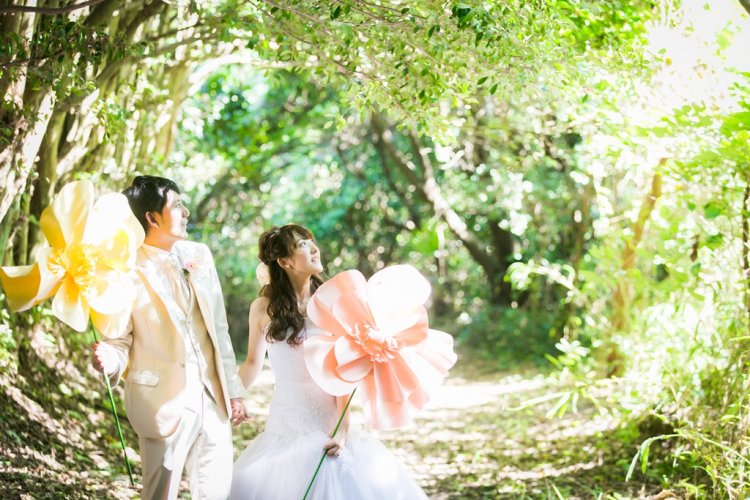 キラキラ光る新緑に包まれて撮った結婚写真