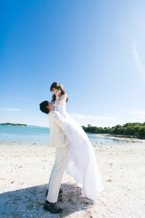 新婦を抱いて撮った結婚写真