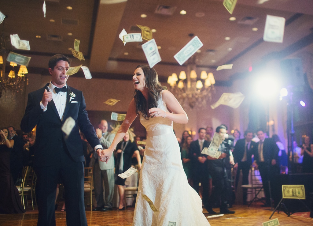 結婚式のパーティー中に、お金が巻かれている写真
