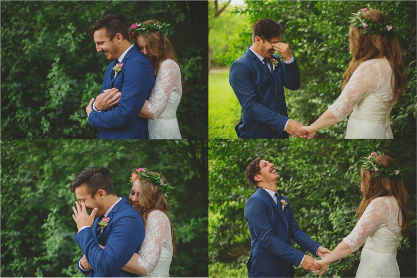 新郎の待つもとへ、新婦が近づき、後ろからハグする瞬間を撮影した写真