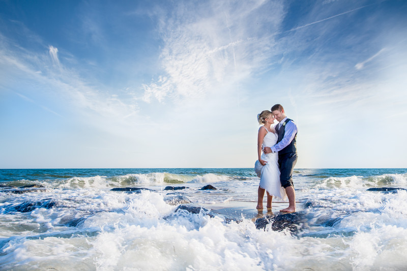 海で撮影したふたりの結婚写真