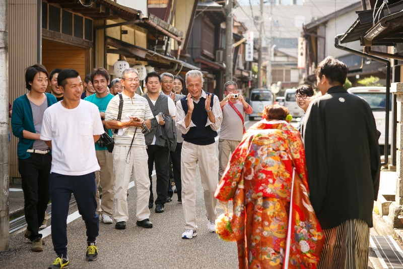 郡上八幡の観光客に囲まれ祝福されている新郎新婦