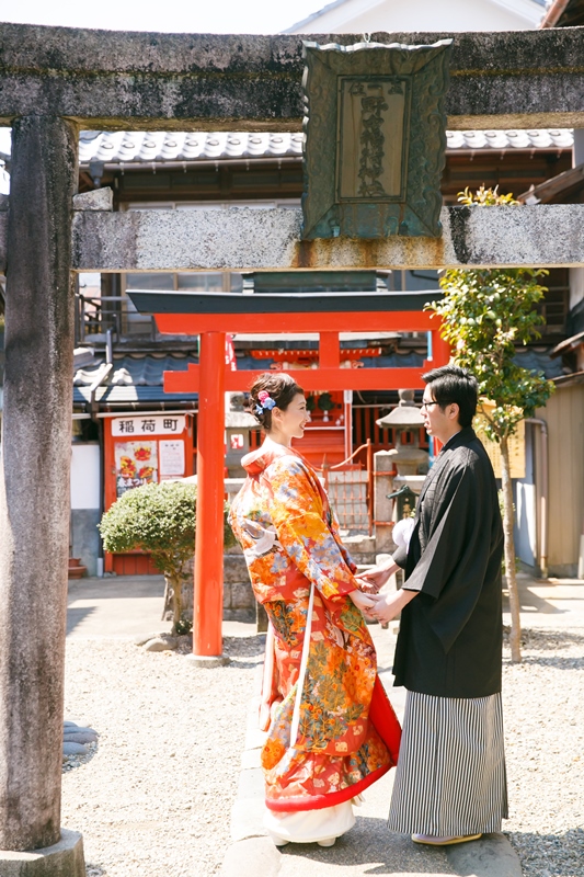 鳥居を挟んで見つめ合うふたり