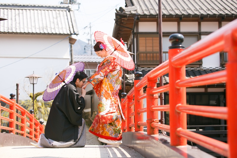 郡上八幡の赤い橋の上でプロポーズ