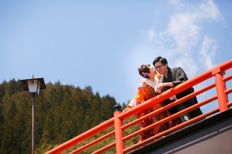 郡上八幡の青空の下でキス