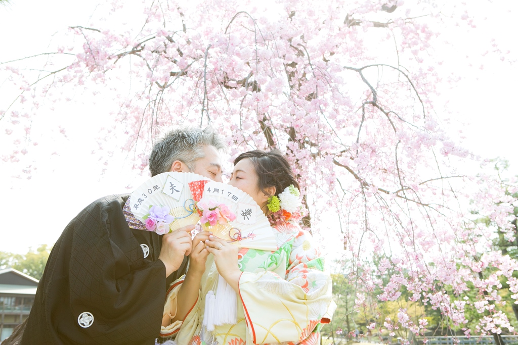 満開の桜の木の下で