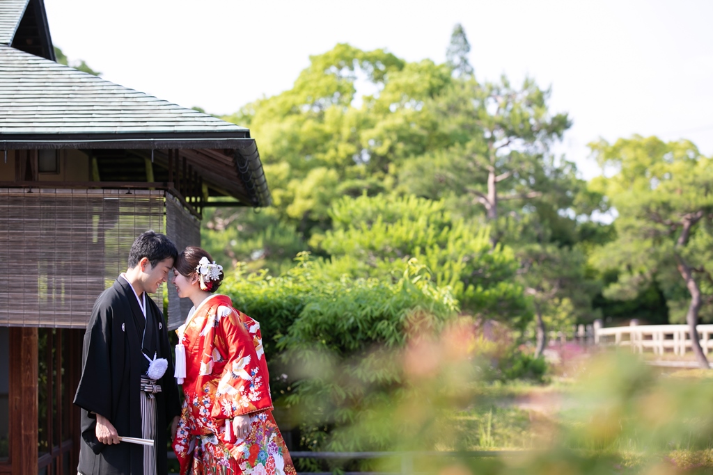 豪華絢爛な赤い色打掛を羽織って。