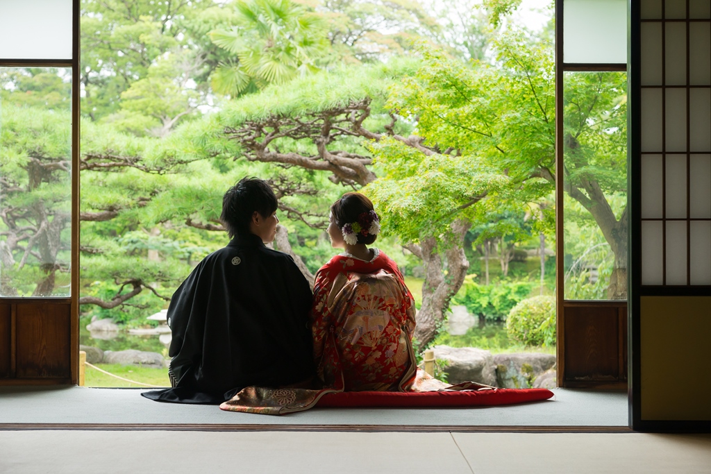 六華苑の縁側から広がるきれいな景色を眺めながら