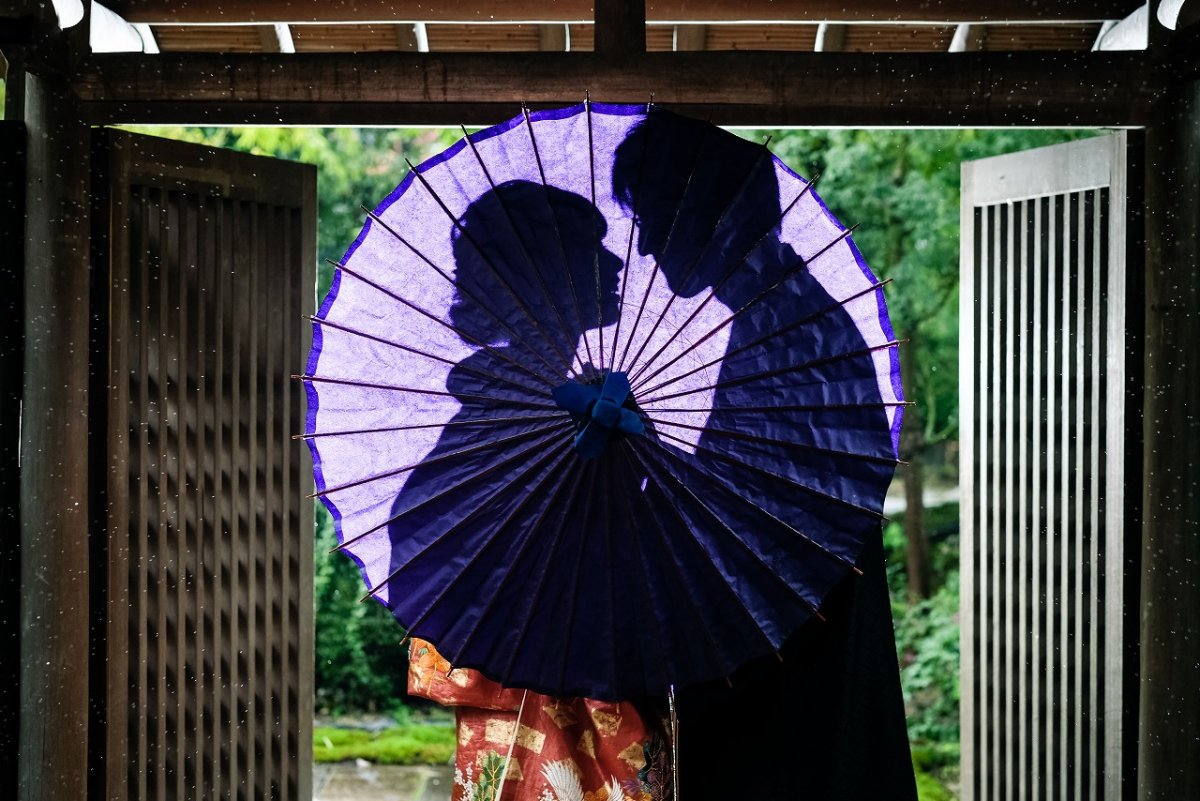 雨の雫がキラキラ美しいロケーション撮影