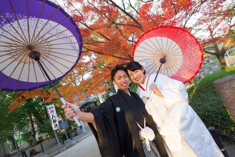 白無垢に羽織替えをした新婦様の笑顔