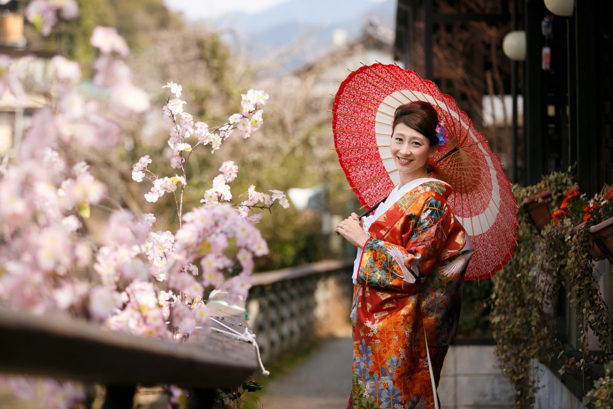 和傘をさししっとり打掛を羽織って撮影