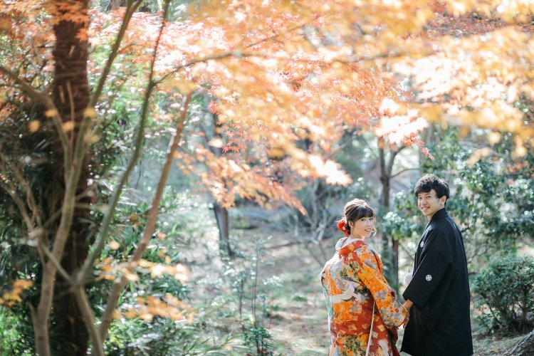 紅葉がきれいな日本庭園で和装撮影