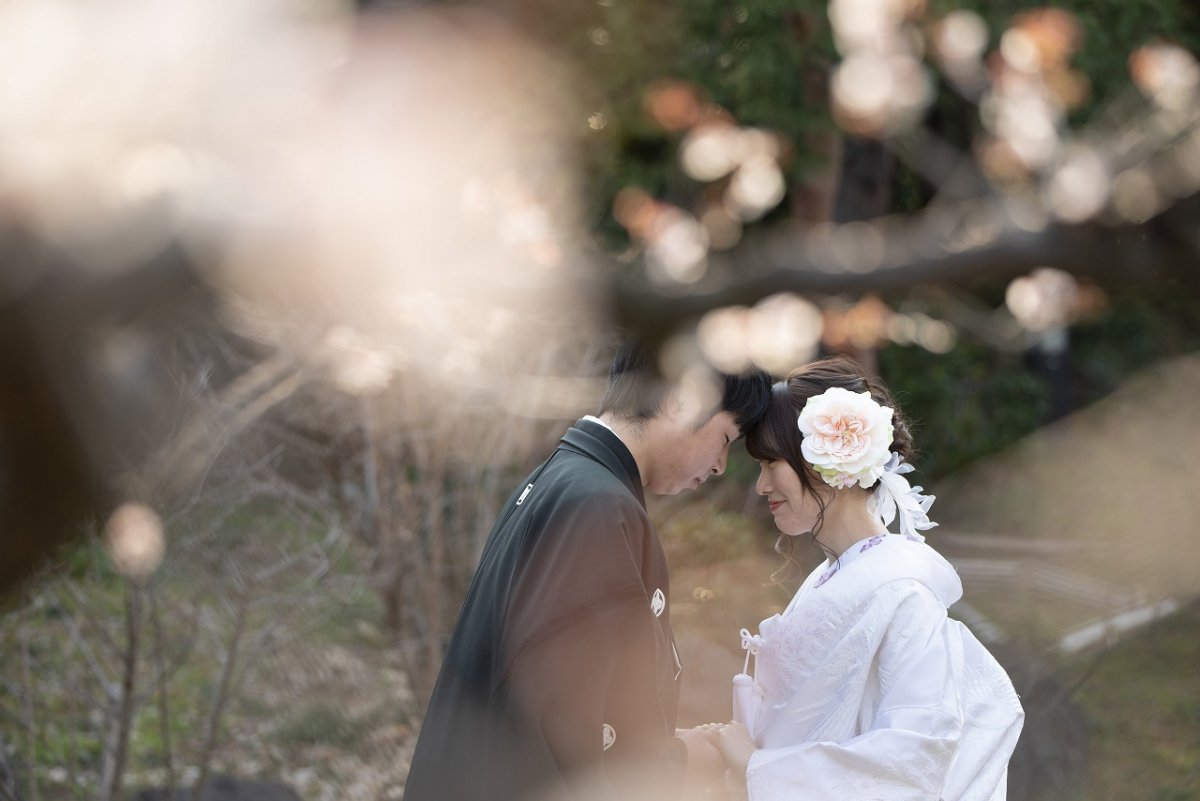 梅の花咲く「白鳥庭園」でロケーション撮影