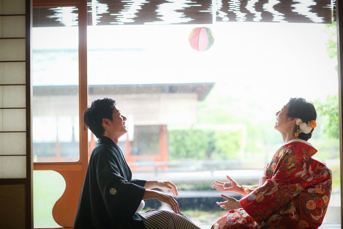 雨の中に写るお二人の最高の笑顔の前撮り