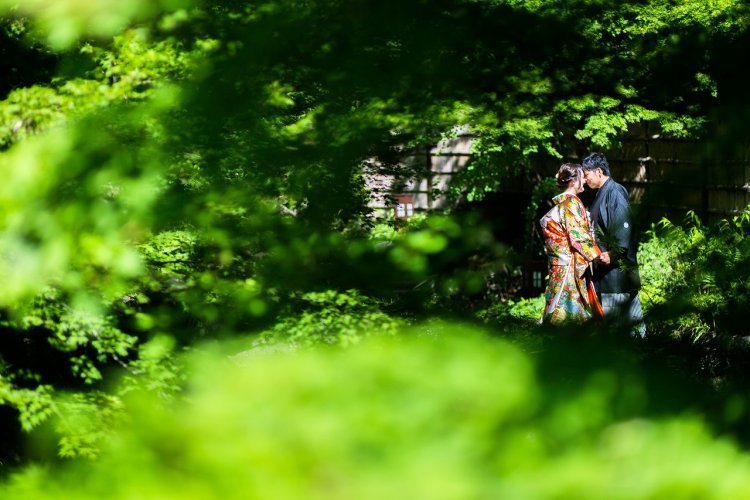 着の隙間から見える新郎新婦のラブラブな写真