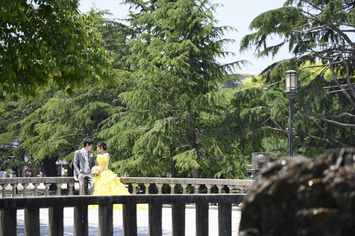 色鮮やかなカラードレスが映える「鶴舞公園」でウェディングフォト