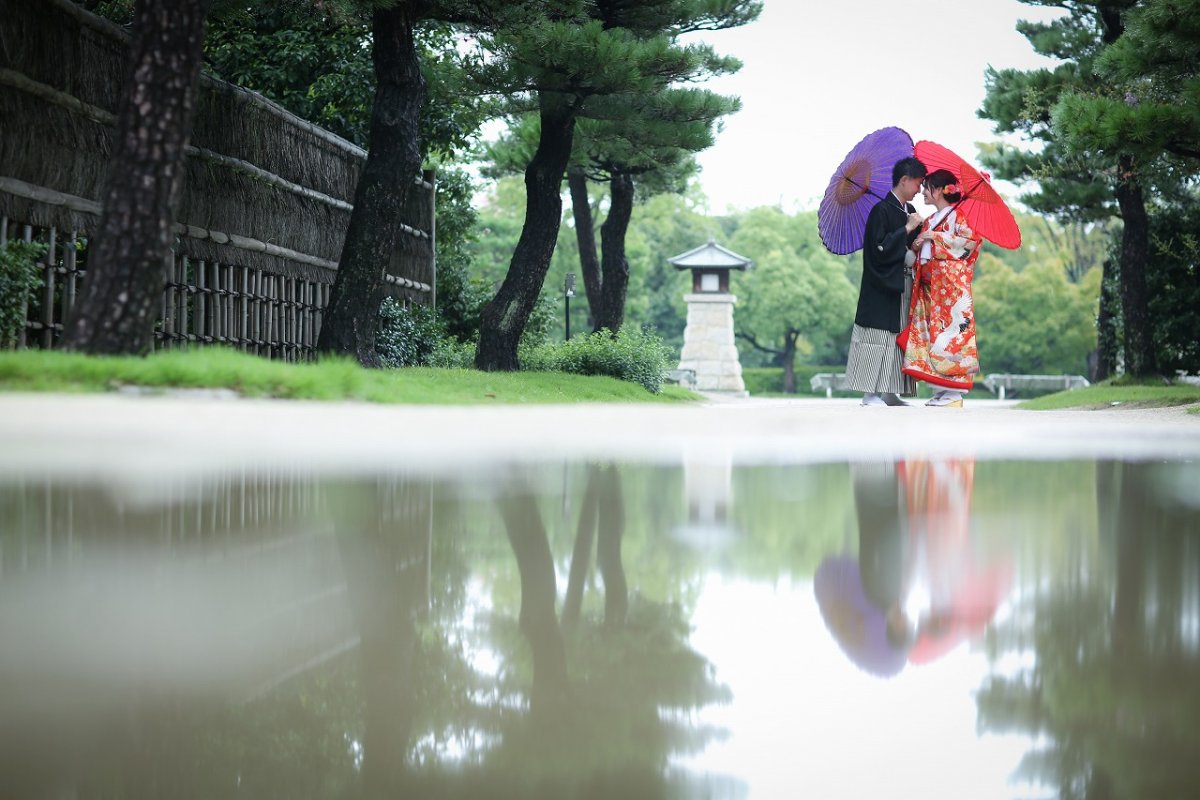 雨上がりの水面に映る姿も美しいロケーション和装撮影