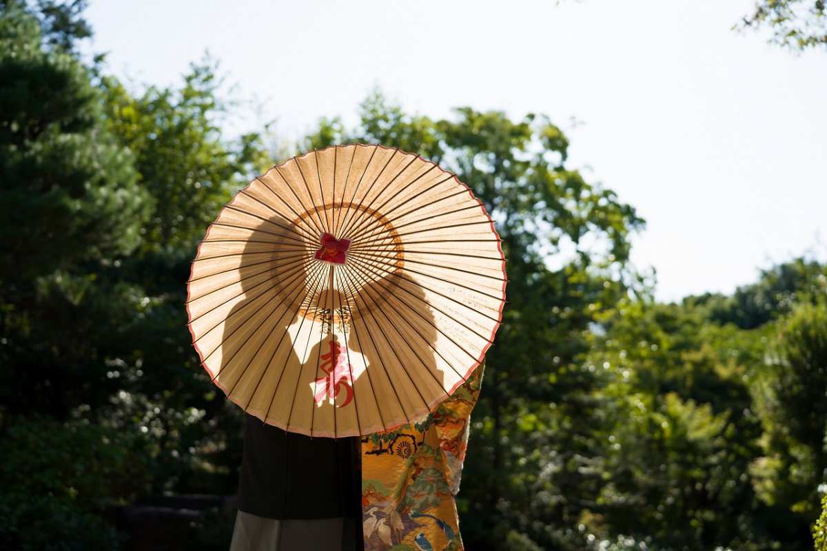 代々受け継がれる和傘を使って結婚写真撮影