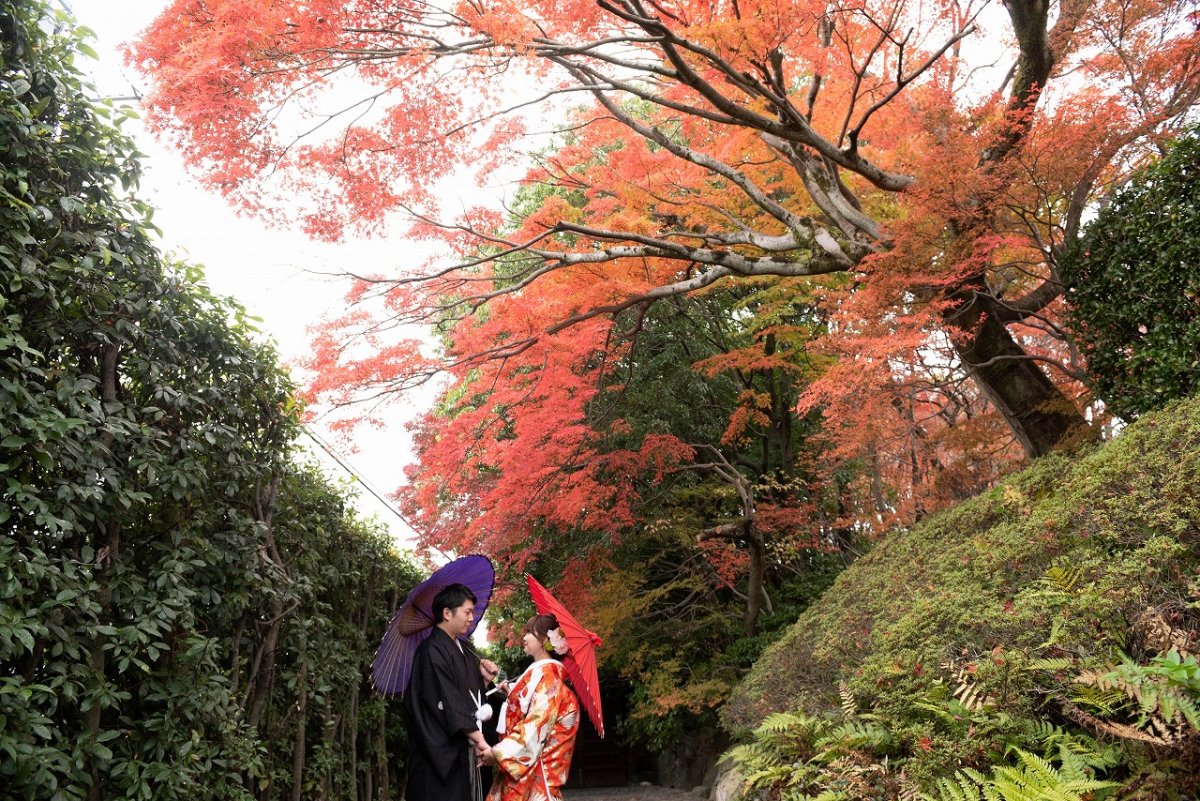 どうだん亭の紅葉の下で和やかな前撮り