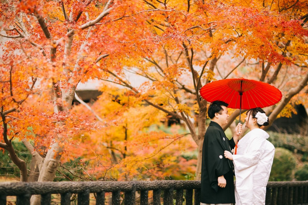 美しい紅葉の中での和装ロケーション撮影