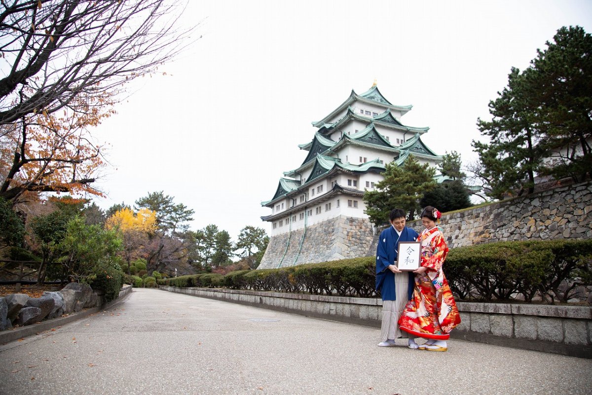 色付いた紅葉と名古屋城をバックに和装前撮り